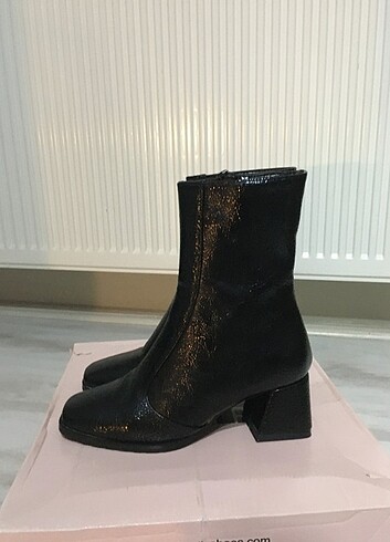 37 Beden hotiç topuklu parlak siyah bootie