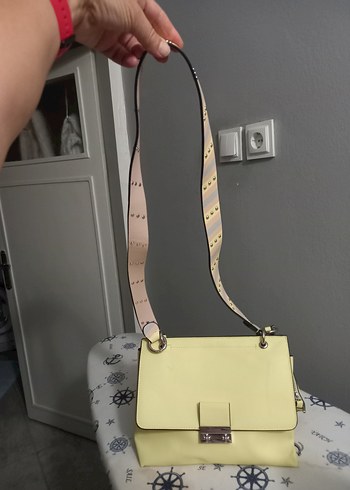 Zara Sarı Deri Tokalı Kadın Çanta