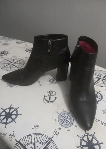 Siyah Deri Topuklu Tokalı Kadın Bot - Görsel 2