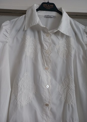 Düğmeli Beyaz Nakışlı Keten Kadın Gömlek - Görsel 2