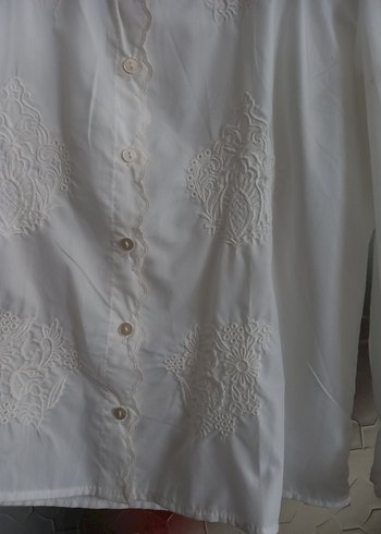 Düğmeli Beyaz Nakışlı Keten Kadın Gömlek - Görsel 4