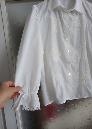 Düğmeli Beyaz Nakışlı Keten Kadın Gömlek - Görsel 3