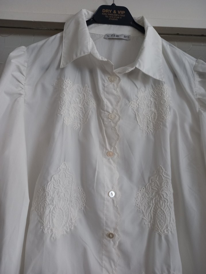 Düğmeli Beyaz Nakışlı Keten Kadın Gömlek - Görsel 2