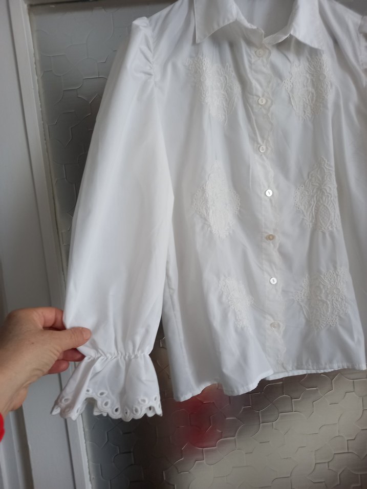 Düğmeli Beyaz Nakışlı Keten Kadın Gömlek - Görsel 3