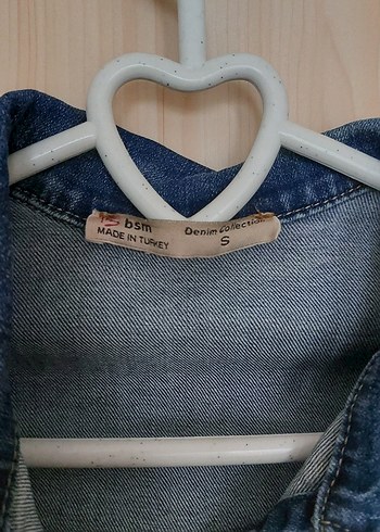 Düğmeli Koyu Mavi Nakışlı Kadın Kot Ceket - Görsel 4