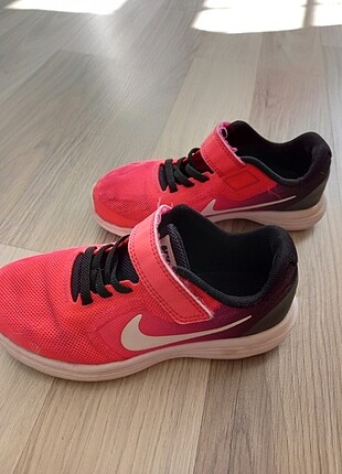 28 Beden Nike kız çocuk spor ayakkabisi