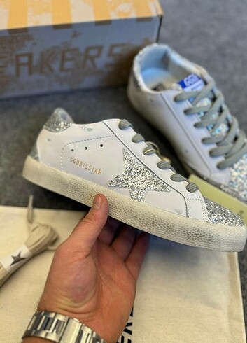 Golden Goose Deluxe Golden Goose Herşey resimde göründüğü gibi gelmektedir .!! 