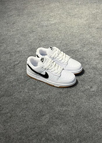 Nike NIKE SB DUNK LOW WHITE GUME SON FİYAT +1 ADET ÇORAP HEDİYE