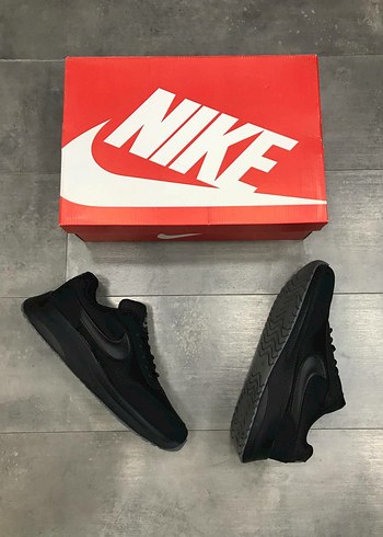 43 Beden siyah Renk Nike. A KALİTE ÜRÜNDÜR %100 KAUÇUK TABAN