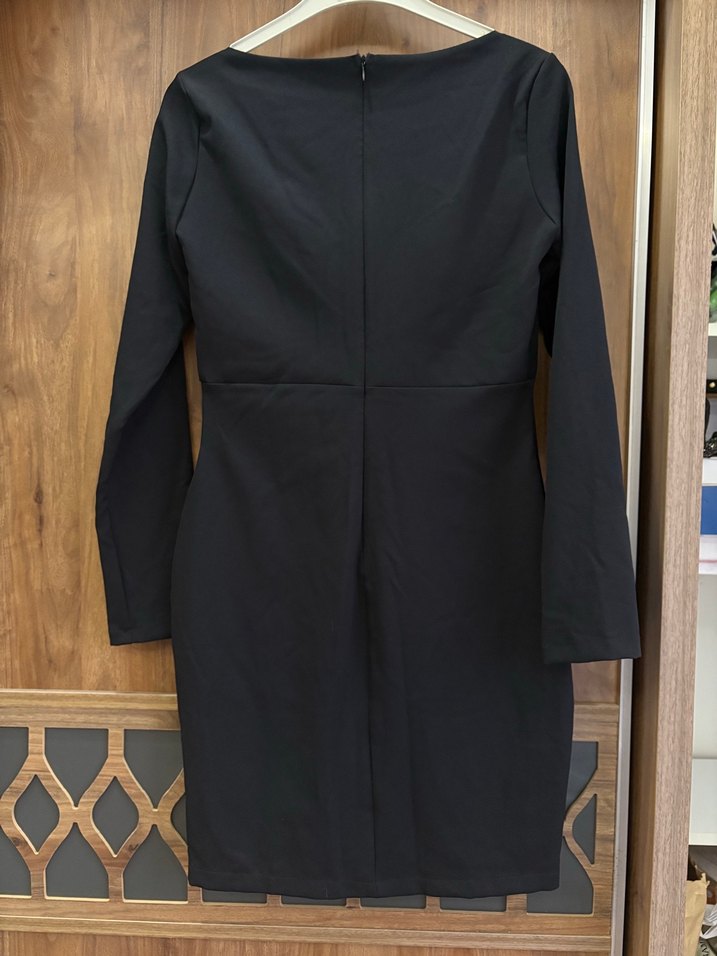 Siyah elbise yaka detaylı - Görsel 4