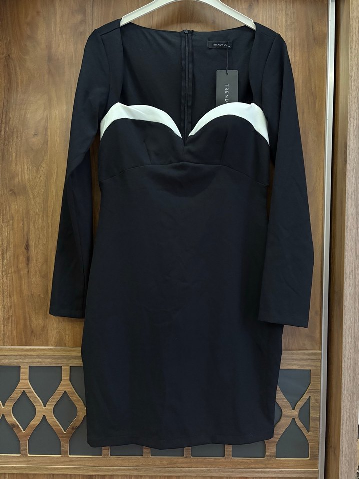 Siyah elbise yaka detaylı - Görsel 3