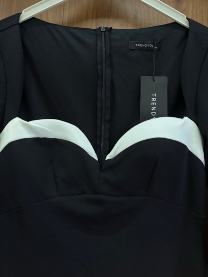 Siyah elbise yaka detaylı - Görsel 2