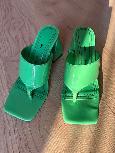 Bershka Bershka hologramlı topuklu yeşil terlik