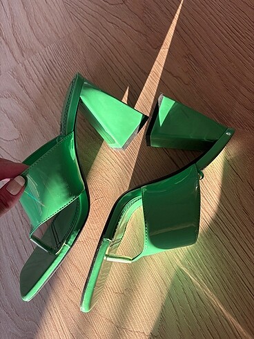 37 Beden Bershka hologramlı topuklu yeşil terlik