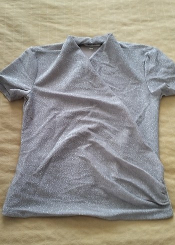 Gri V Yakalı e Kısa Kollu pırıltılı Tişört - Görsel 2
