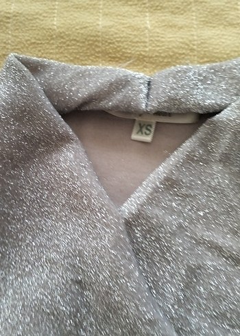 Gri V Yakalı e Kısa Kollu pırıltılı Tişört - Görsel 3