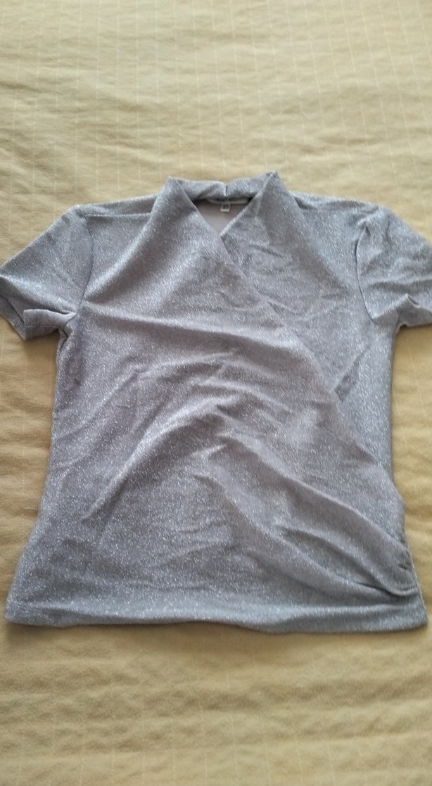 Gri V Yakalı e Kısa Kollu pırıltılı Tişört - Görsel 2
