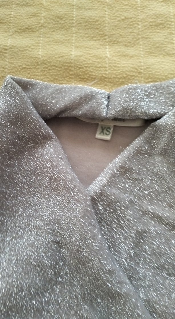 Gri V Yakalı e Kısa Kollu pırıltılı Tişört - Görsel 3