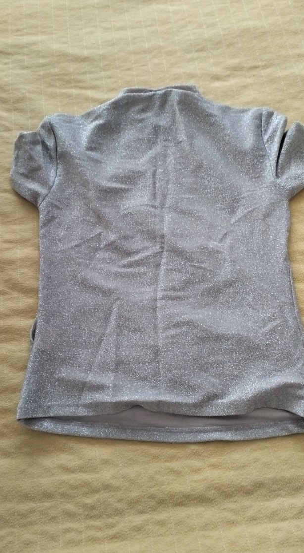 Gri V Yakalı e Kısa Kollu pırıltılı Tişört - Görsel 5