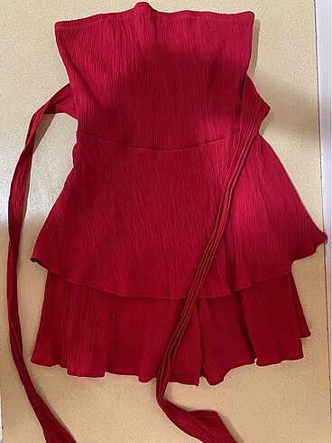 Yazlık kırmızı şortlu straplez elbise