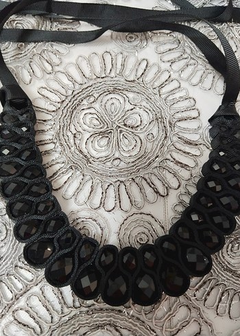 swarovski Uzun Siyah Boncuk İşlemeli Gotik Kolye