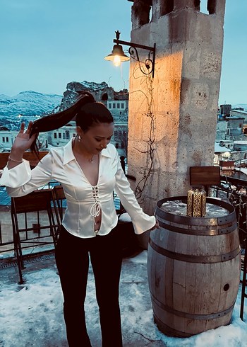 Bershka Beyaz Parlak Düğmeli V Yakalı Bluz - Görsel 3