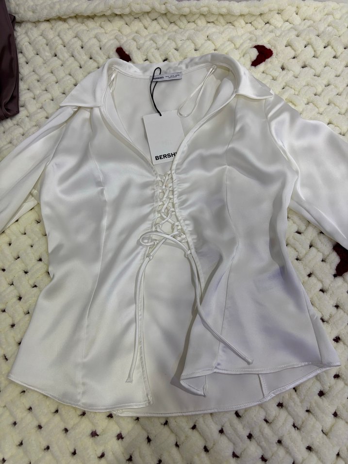 Bershka Beyaz Parlak Düğmeli V Yakalı Bluz - Görsel 2