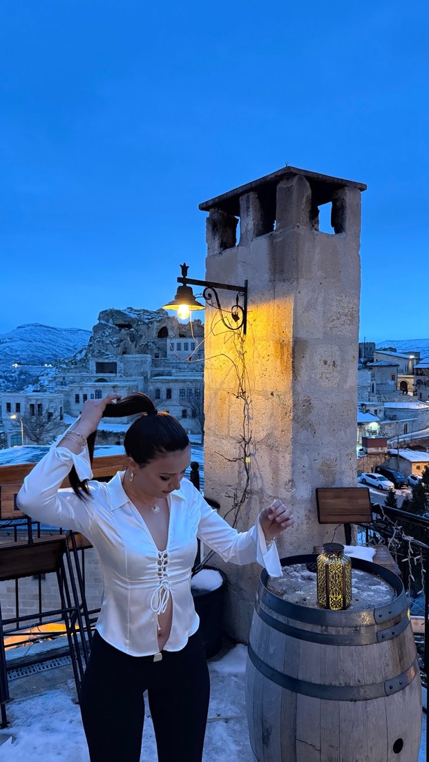 Bershka Beyaz Parlak Düğmeli V Yakalı Bluz - Görsel 4