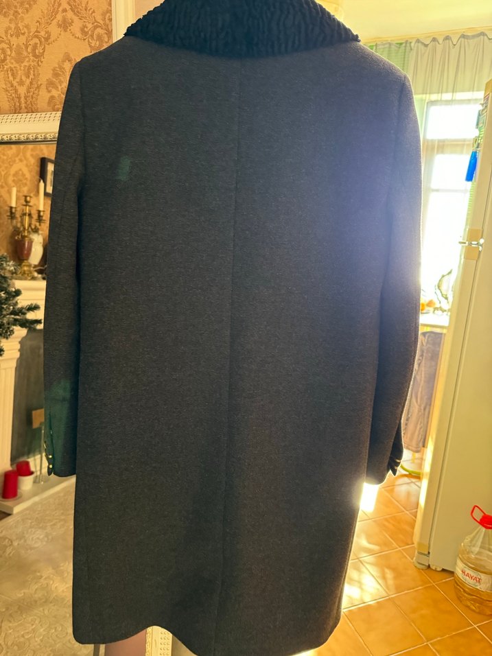 Siyah Yaka Detaylı Koyu Gri Kaban - Görsel 2