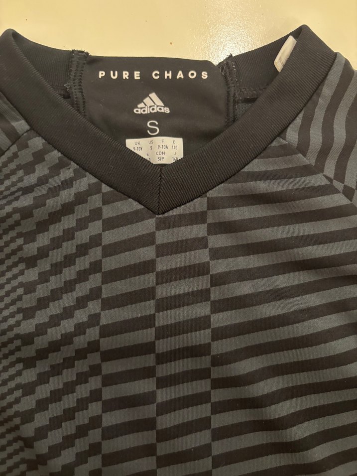 Adidas orijinal V Yaka Kısa Kollu Siyah Gri Tişört - Görsel 2