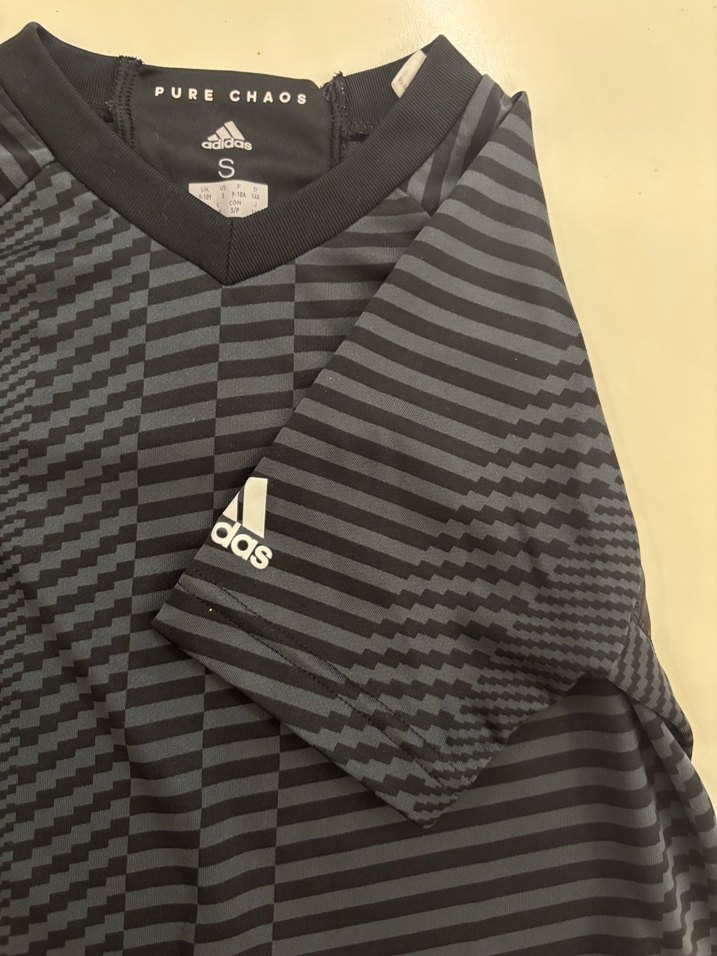 Adidas orijinal V Yaka Kısa Kollu Siyah Gri Tişört - Görsel 3