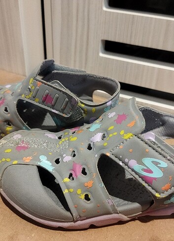 24 Beden çeşitli Renk Skechers sandalet 