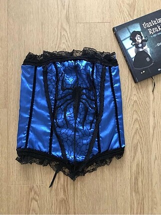Gothic büstiyer ve etek