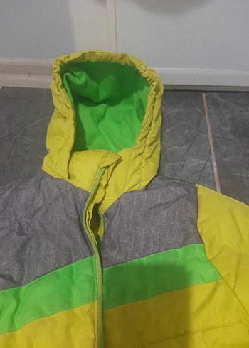 Erkek Çocuk Gri ve Sarı Kapüşonlu Mont - Görsel 2