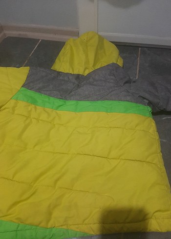 Erkek Çocuk Gri ve Sarı Kapüşonlu Mont - Görsel 6