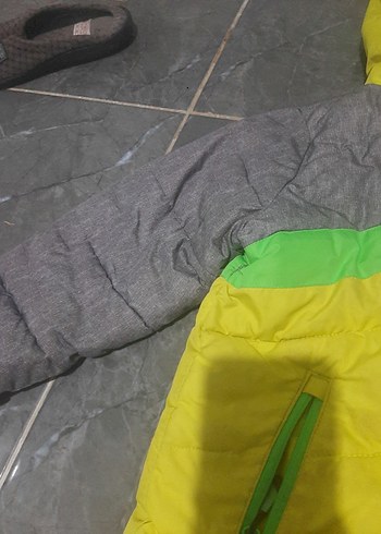 Erkek Çocuk Gri ve Sarı Kapüşonlu Mont - Görsel 3