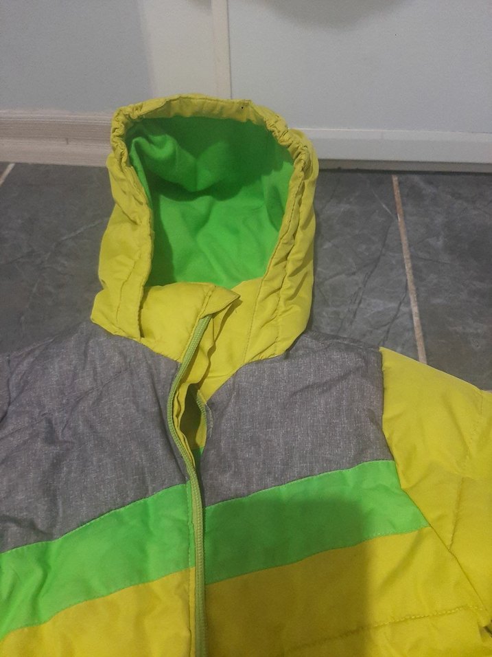 Erkek Çocuk Gri ve Sarı Kapüşonlu Mont - Görsel 2