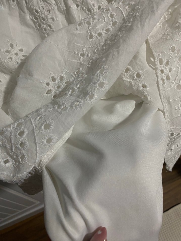 Düğmeli V Yaka İşlemeli Beyaz Keten Bluz - Görsel 5