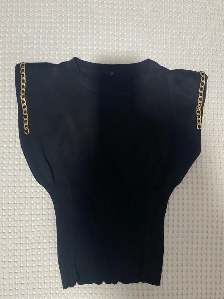 Zincir Detaylı Siyah Kolsuz Bluz - Görsel 3
