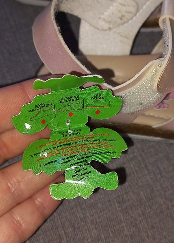 22 Beden Kız Çocuk Pembe Çiçekli Tokalı Sandalet