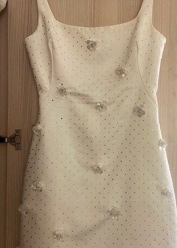 Kısa Beyaz askılı Elbise taşlı - Görsel 2