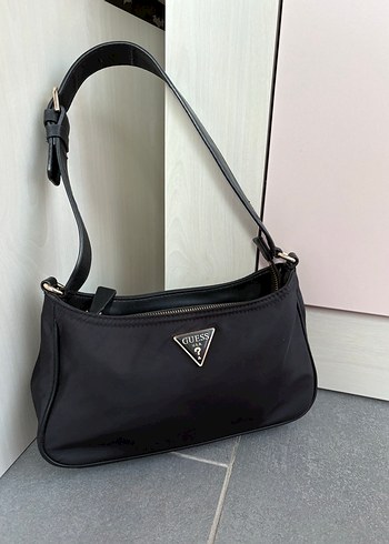 Guess Siyah Minimalist Kadın Omuz Çantası
