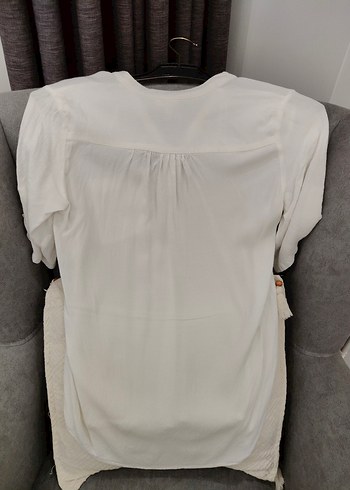 V Yaka Düğmeli Beyaz Keten Kadın Gömlek - Görsel 2