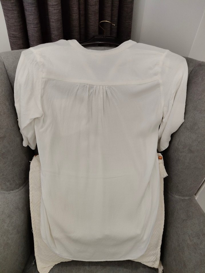 V Yaka Düğmeli Beyaz Keten Kadın Gömlek - Görsel 2