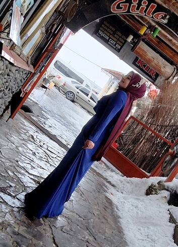 Abiye Esma Karadağ koleksiyonundan mavi renk onu dökümlü elbise