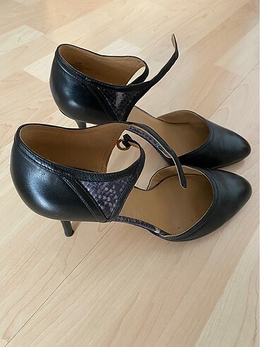 Nine West bantlı stiletto