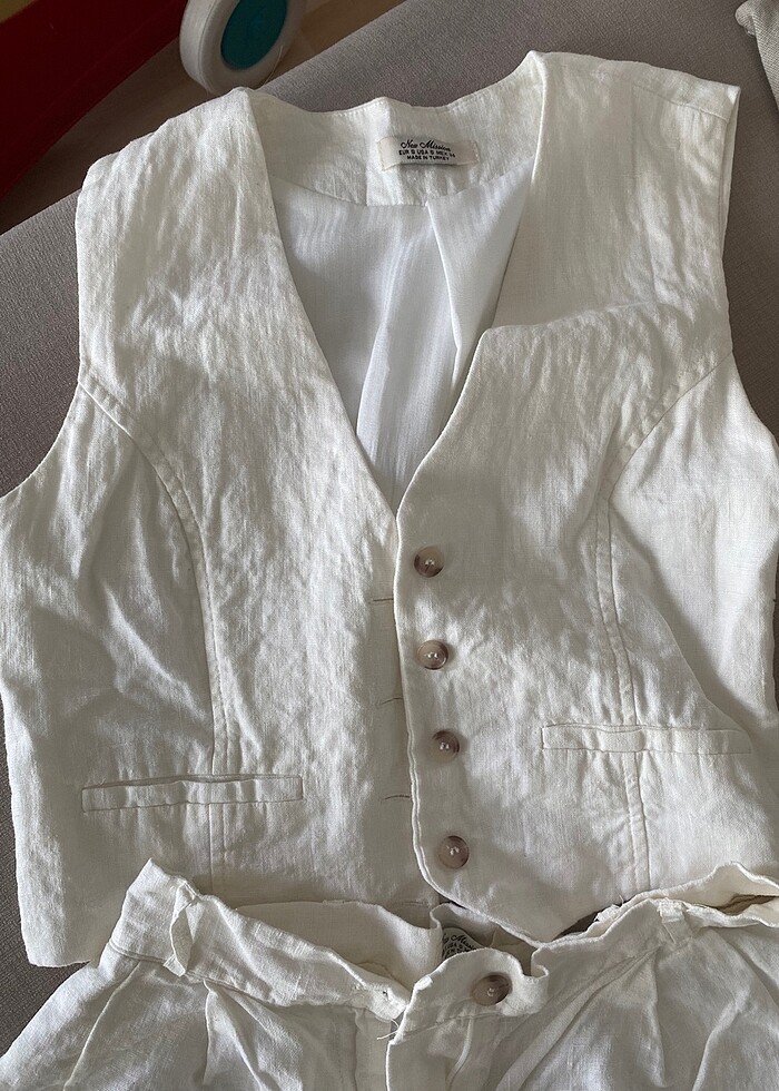 Beyaz keten şort yelek takım - Görsel 2