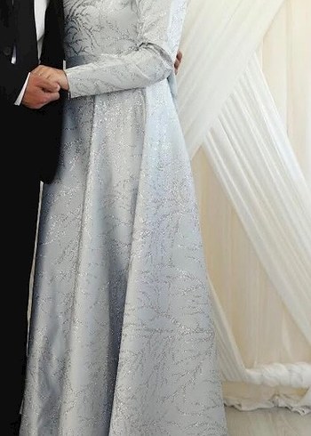 Gri İşlemeli Uzun Kollu Notalı Yaka Uzun Elbise