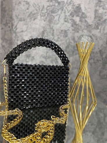 Beden Siyah küp boncuk gold zincirli çanta