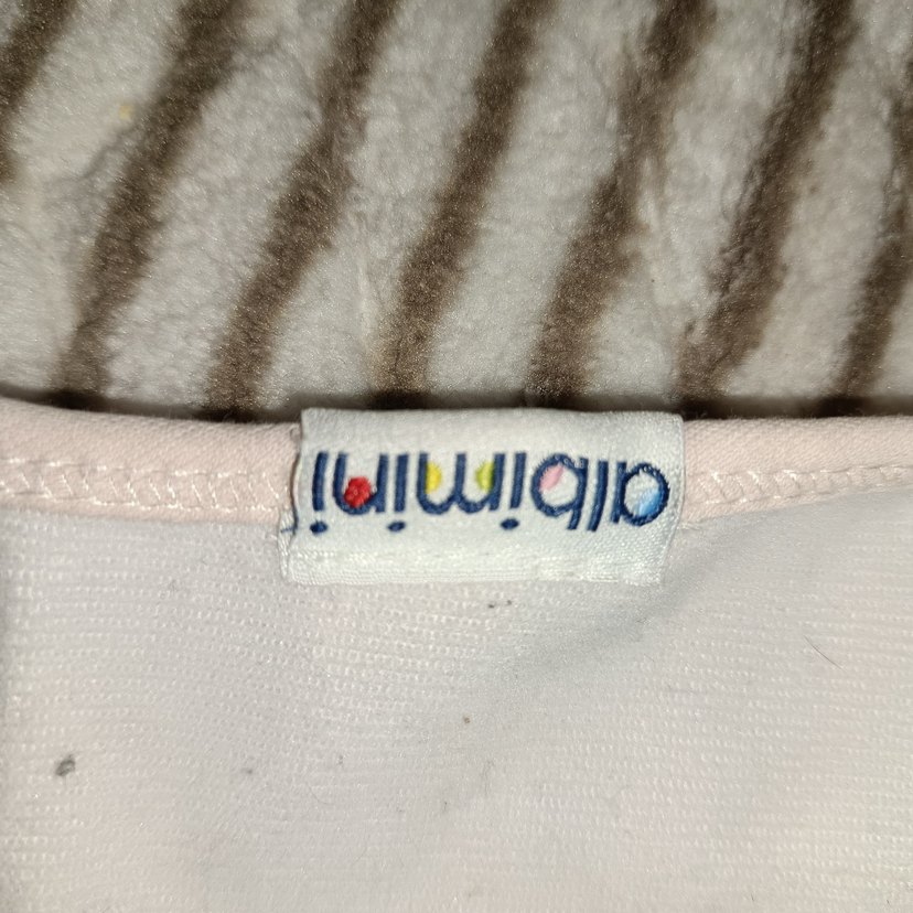 Nakışlı Beyaz Bebek Önlüğü - Görsel 3